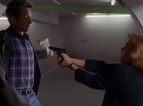 Агент Скалли нервно крадётся по плохо освещённой парковке за, предположительно, маньяком-убийцей, но утыкается в агента Малдера (1x03 Squeeze)