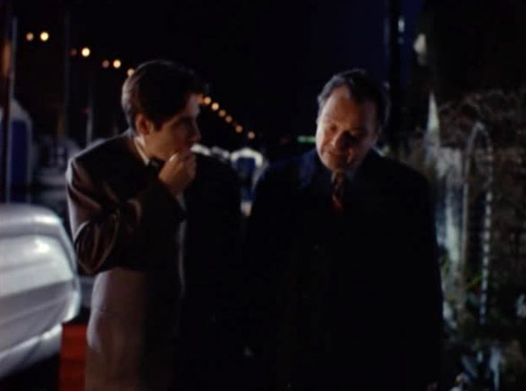 Общий драматизм и напряжение встреч Малдера с его таинственным информатором несколько снижаются из-за беспрестанного щёлканья (1x11 Eve)
